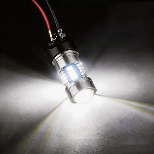 This is an LED car bulb with a standard 7440 base, 12V voltage, 7W power, and 15 3030 LED chips emitting light. The image shows the lighting effect.